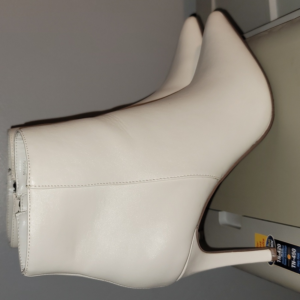 Size 8, White Boots